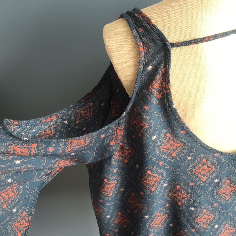 Torrid slate blue & orange long sleeves, cold shoulder top size 1 - Picture 4 of 9
